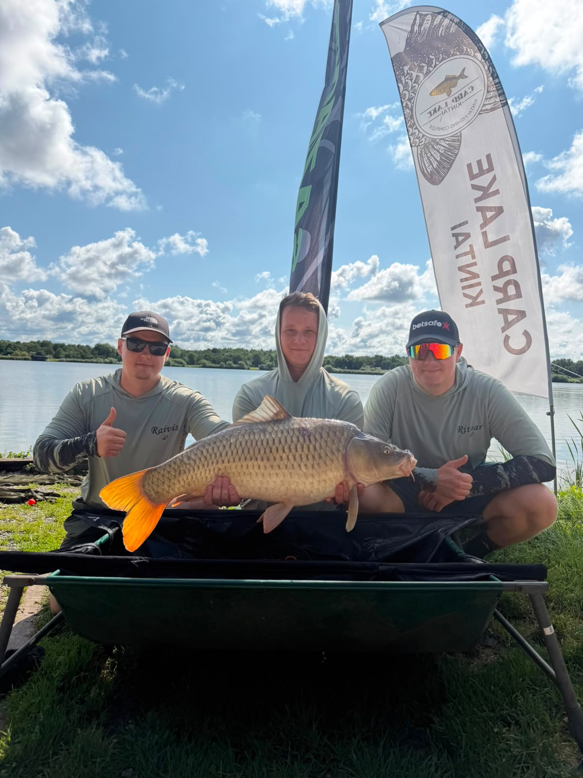 SAZĀNS komanda ar karpu sacensībās Carp Lake Kintai